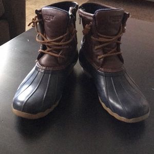 Girls navy Sperry boot. Size 5